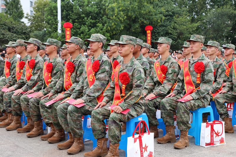 4、嶄新軍裝，身姿挺拔的新兵們。 陳桂良攝.JPG