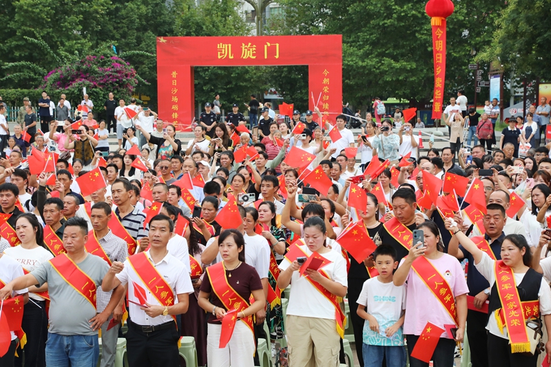 5、新兵家屬前來送行。 陳桂良攝.JPG