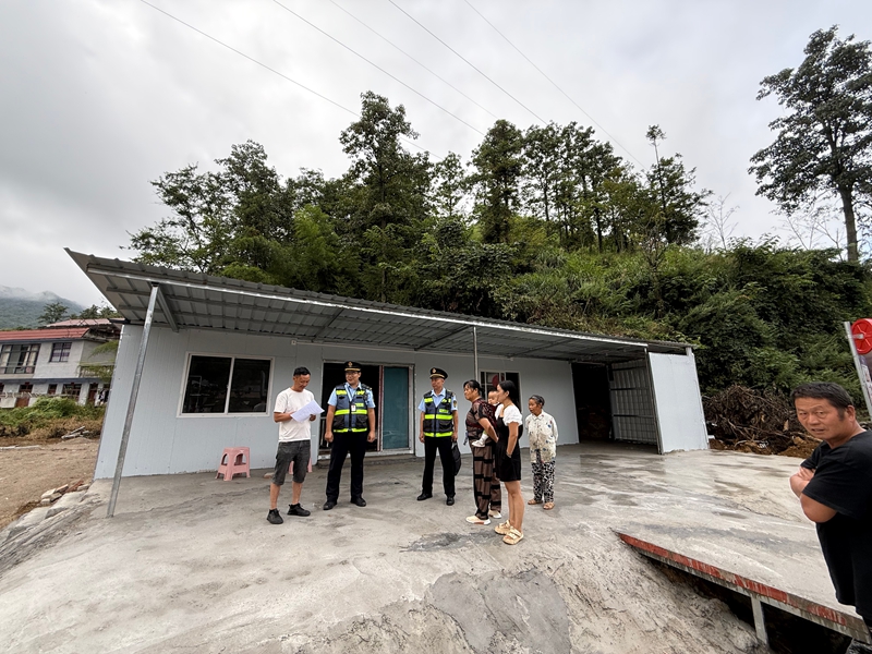 1 、貴州交通綜合執法人員上門進行普法宣傳。.jpg