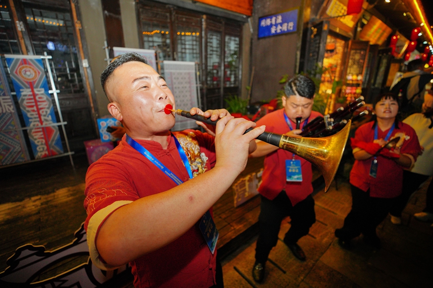 9月16日，在貴州省丹寨縣萬達小鎮，董氏嗩吶傳承人在吹奏嗩吶。