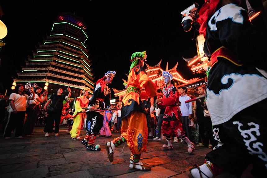 9月16日，在貴州省丹寨縣萬達小鎮，人們在觀看英歌舞表演。