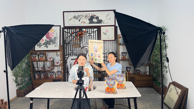 六盤水老翁記電子商務有限公司直播間內，主播正在帶貨。.jpg