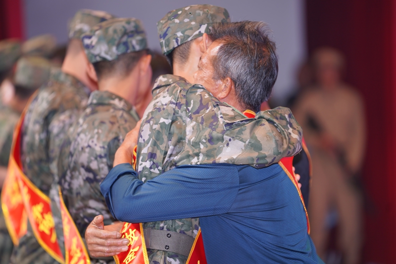 新兵代表與家長深情擁抱。