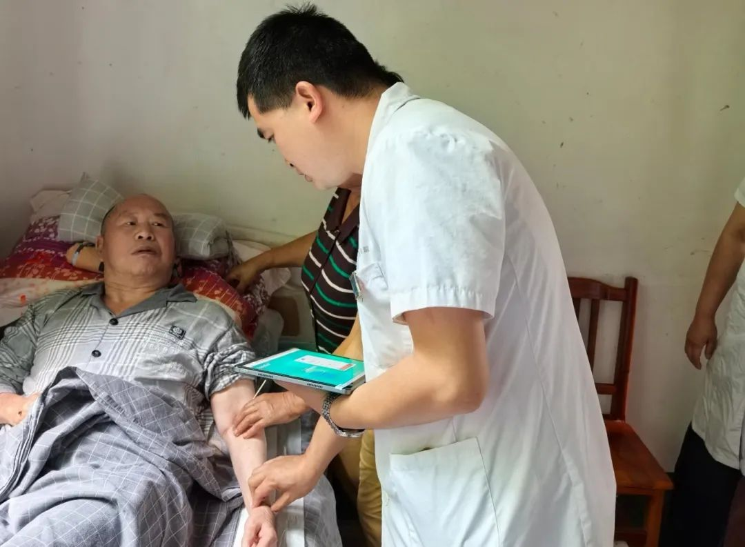 1 移“智”減負讓村醫服務“輕”起來。