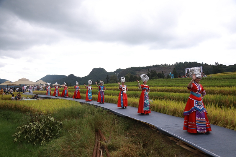 民族服裝走秀現場。