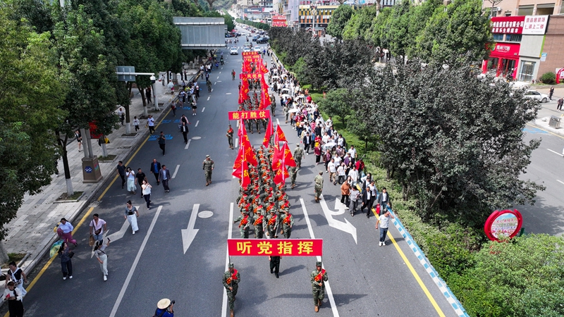 巡游隊伍出發 謝永奇  攝