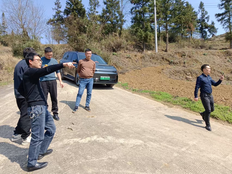 建設初期民宗局實地考察。