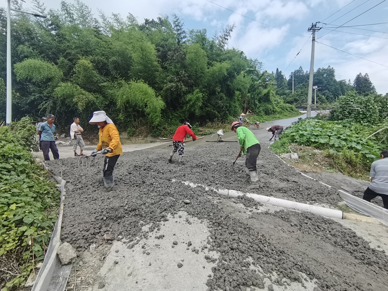建設中期群眾參與修建道路。