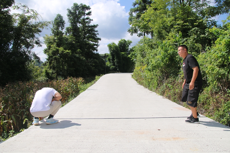 圖為：建好的路。