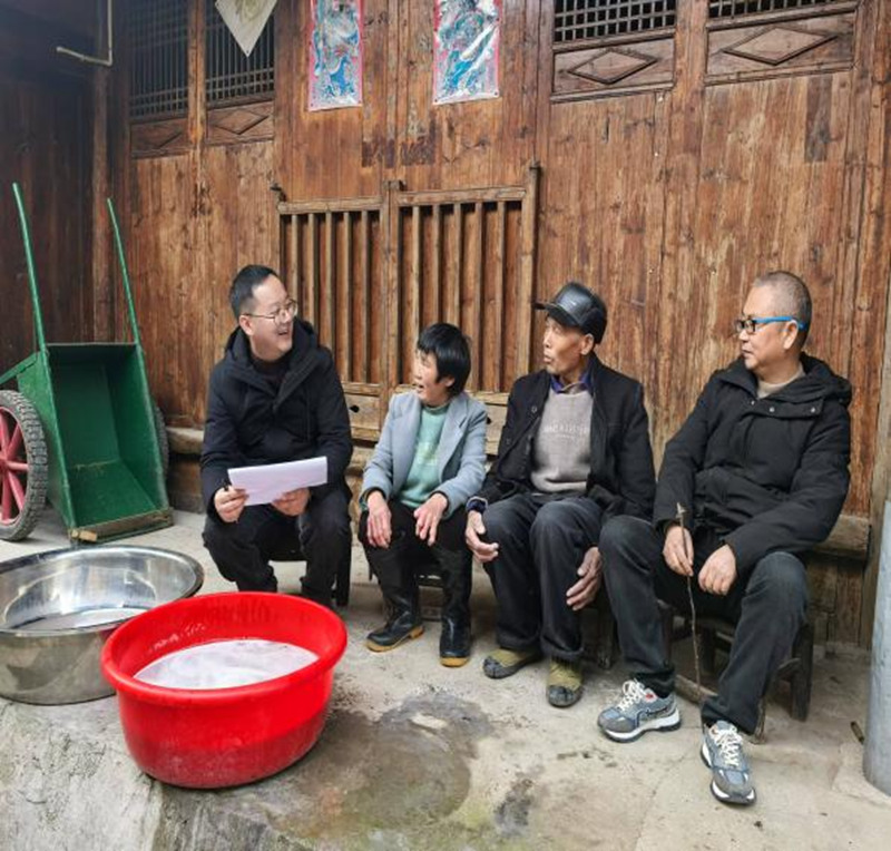 黃林入戶走訪。