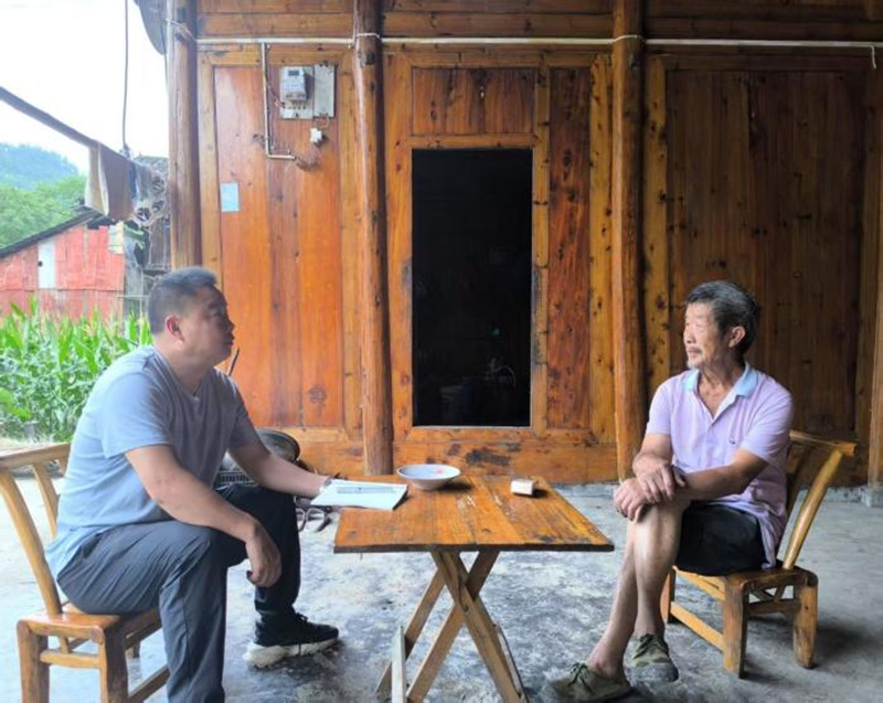 張國倫入戶走訪。