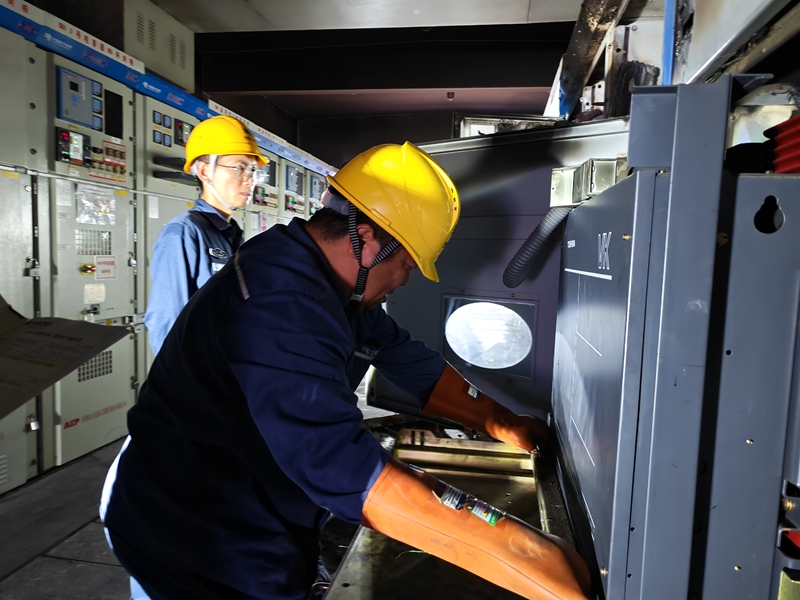 圖為：南方電網興義供電局變電管理所工作人員對雷雨天氣變電站受損開關柜進行更換搶修 (2)