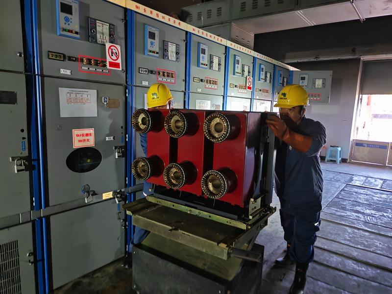 圖為：南方電網興義供電局變電管理所工作人員對雷雨天氣變電站受損開關柜進行更換搶修