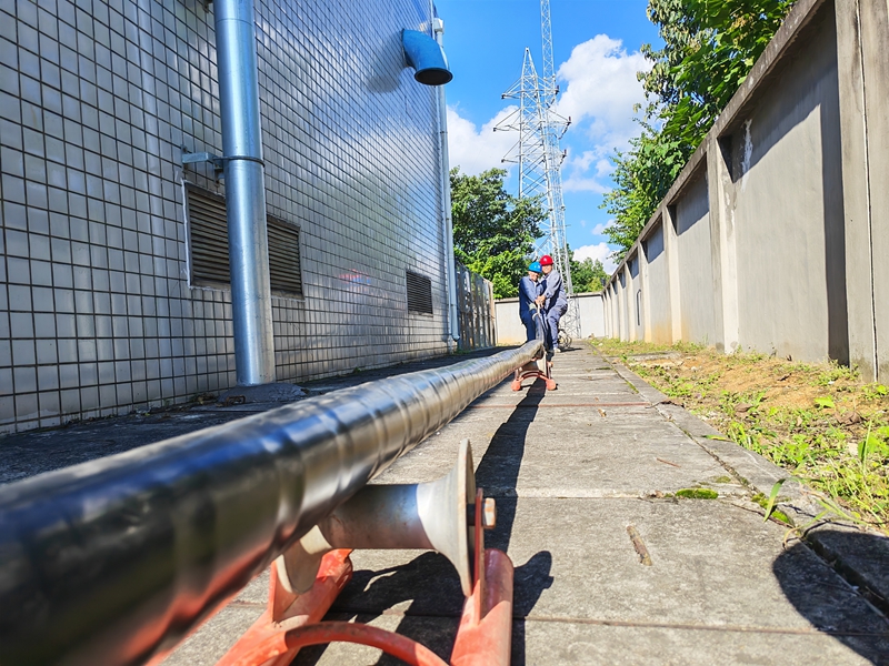 圖為：南方電網興義興仁供電局工作人員對變電站受損故障電纜進行更換 (2)