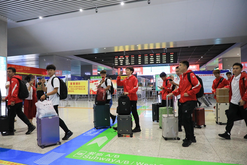 四川眉山射天狼隊的隊員紛紛舉起手機記錄貴陽的熱情氛圍1