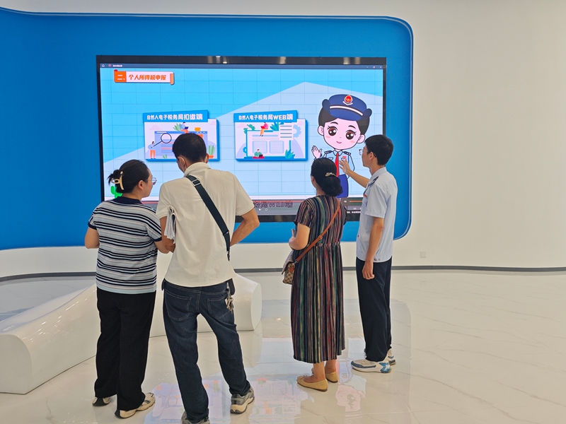 個體經營者正在觀看電子稅務局操作視頻（王寧 攝）