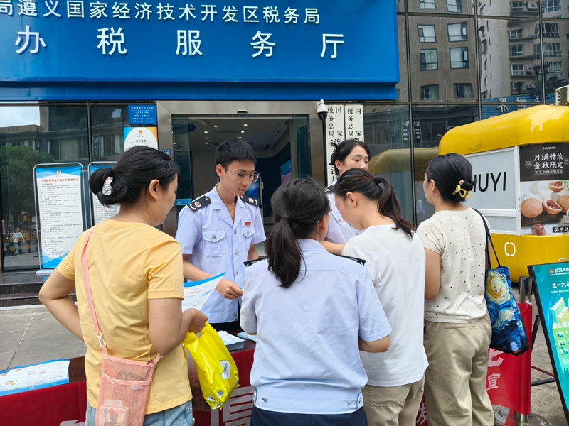 稅務干部為個體商戶講解政策要點（羅長靜 攝）