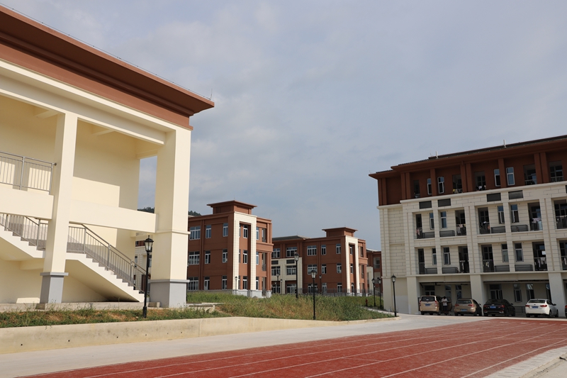 茶園鎮初級中學新校園一隅 金莎  攝 (2)