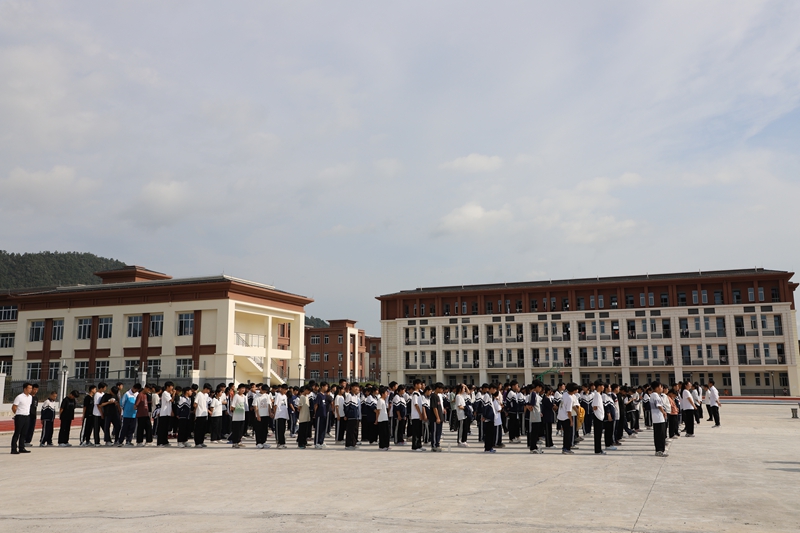 學生們正在參加開學典禮 金莎 攝 (2)