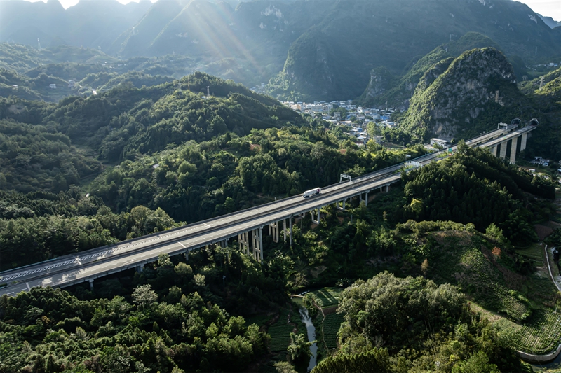 2025年9月18日，車輛在貴州省黔南布依族苗族自治州羅甸縣龍坪鎮境內的（銀百）高速公路上行駛。