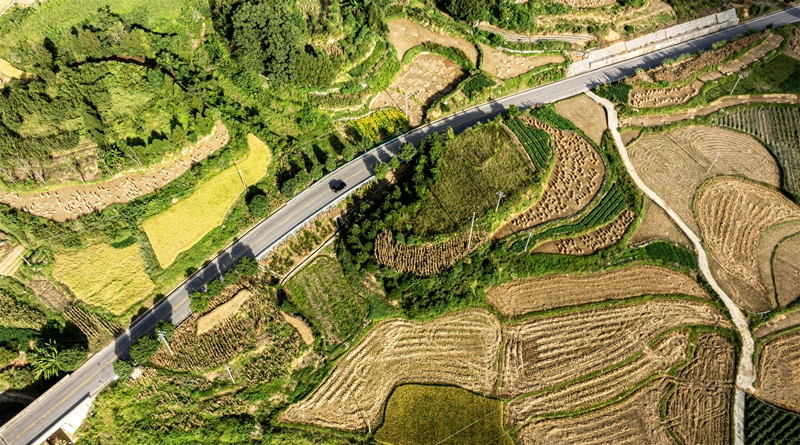 2025年9月18日航拍下的貴州省黔南布依族苗族自治州羅甸縣邊陽鎮興隆村的公路。