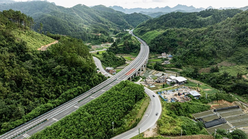 2025年9月18日航拍下的位于貴州省黔南布依族苗族自治州羅甸縣龍坪鎮境內的（余安）高速路與公路。