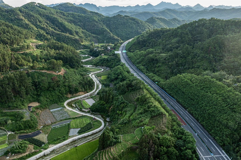 2025年9月18日航拍下的位于貴州省黔南布依族苗族自治州羅甸縣龍坪鎮境內的（余安）高速路與產業路。