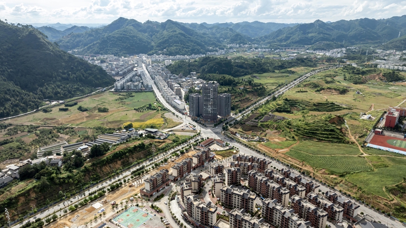 2025年9月18日拍攝的位于貴州省黔南布依族苗族自治州羅甸縣邊陽鎮的公路。