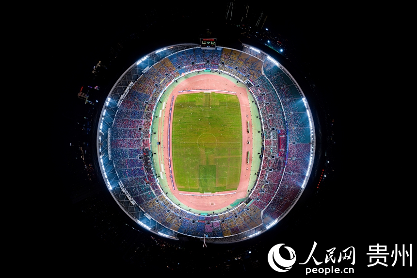 航拍2025城市足球邀請賽比賽現場。人民網記者 涂敏攝