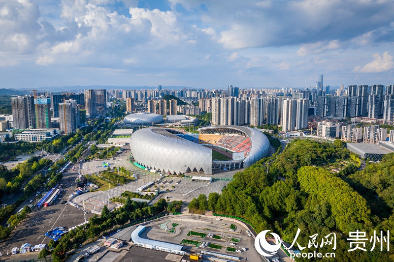 航拍2025城市足球邀請賽比賽場地貴陽奧體中心。人民網記者 涂敏攝