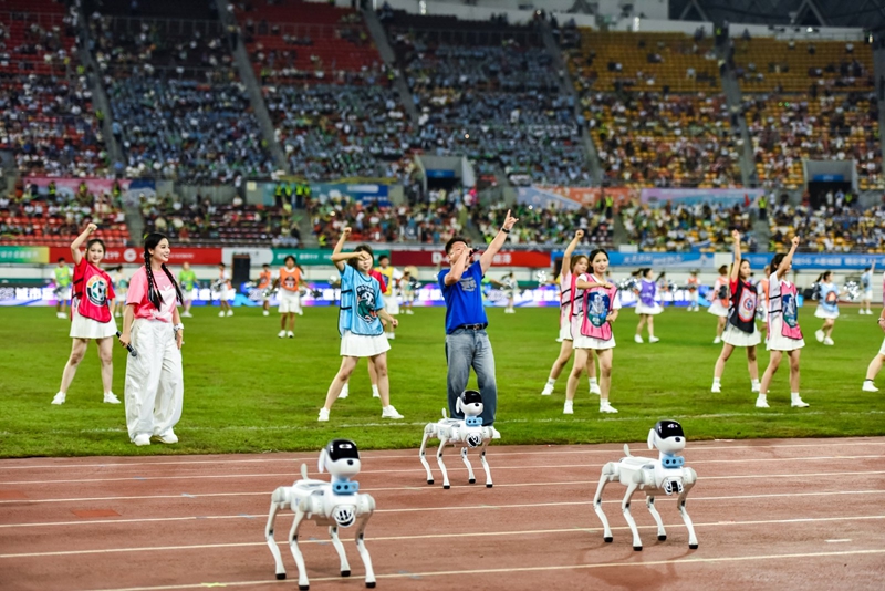 中國移動 “智能機器狗軍團”亮相現場。
