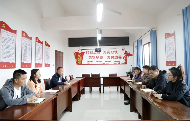 5 圖為尚偉與駐村工作隊員、社區兩委干部溝通工作.jpg