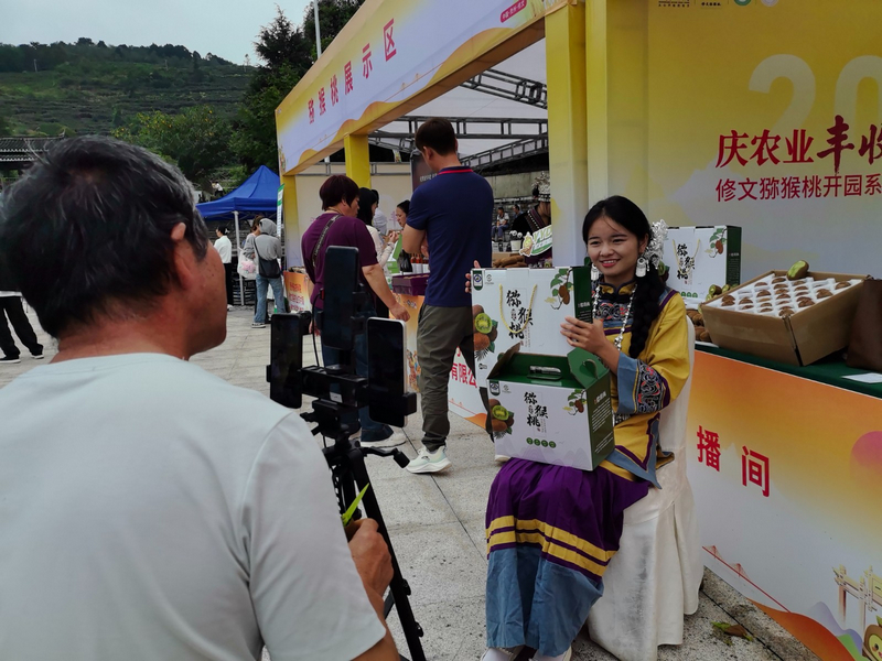 網絡達人直播帶貨現場。王曉亞攝