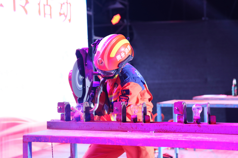 消防攻堅技能展示。