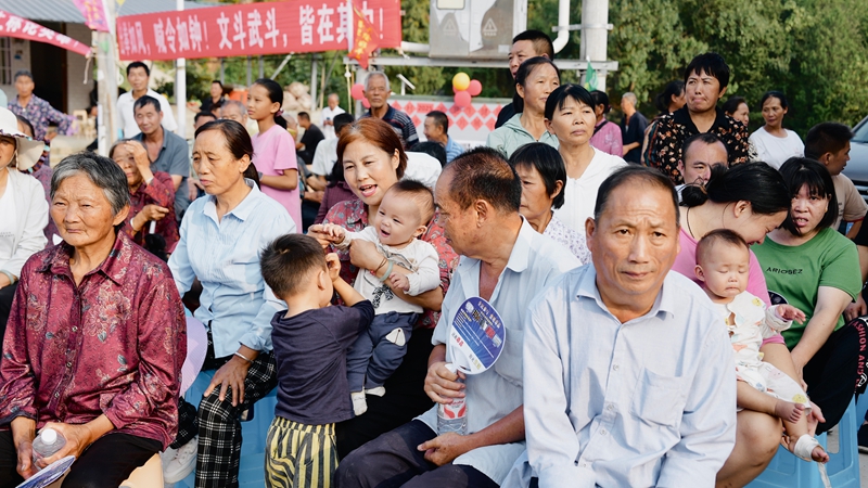 現場歡笑聲、吶喊助威聲此起彼伏。