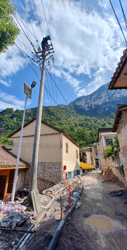 10千伏平花線平街小花江變低壓線路改造現場。陳繼盟 攝.jpg