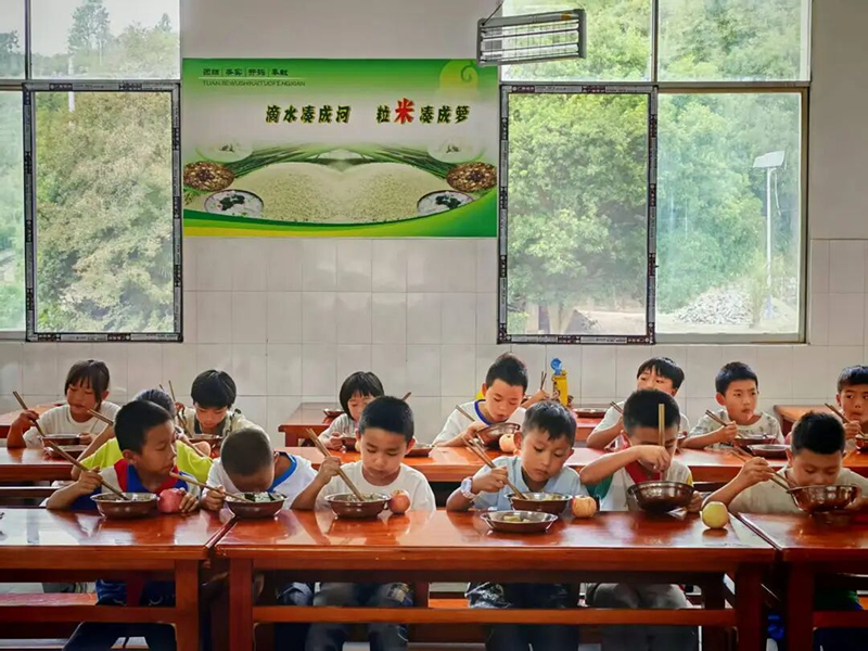 學校食堂一角。