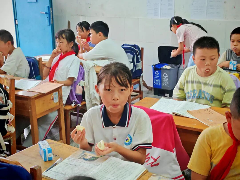 課間，雞蛋和牛奶為學生補充營養。