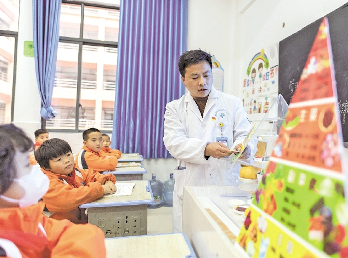 醫護人員在天柱縣第八小學為學生講解營養知識。龔偕延攝