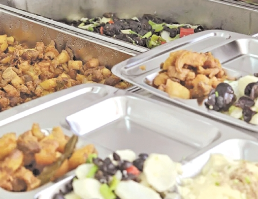 品種豐富、營養均衡的校園餐。 羅海蘭攝