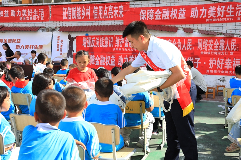 工作人員正在向學生分發捐贈的物資。鐘成炫 攝