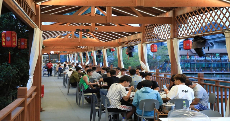 1 球員圍坐在一起品嘗美食。.jpg