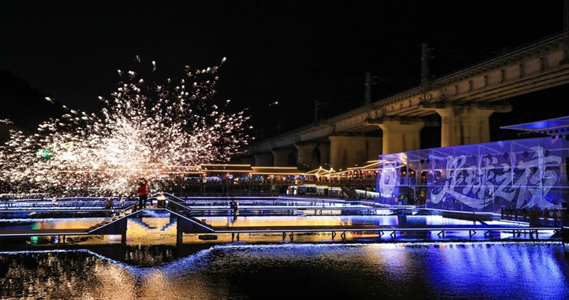 2 、大家欣賞打鐵花表演。.jpg