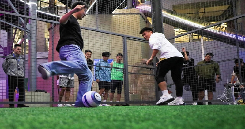 3 、 球員們走進游樂區，體驗1V1鐵籠挑戰賽。.jpg