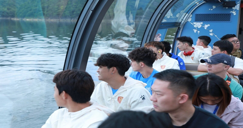 4、 隊員們乘船欣賞百花湖美景。.jpg