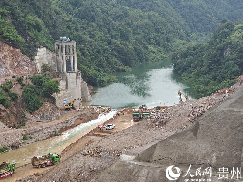 截流工作正在有序進行中。人民網 黃小桃攝