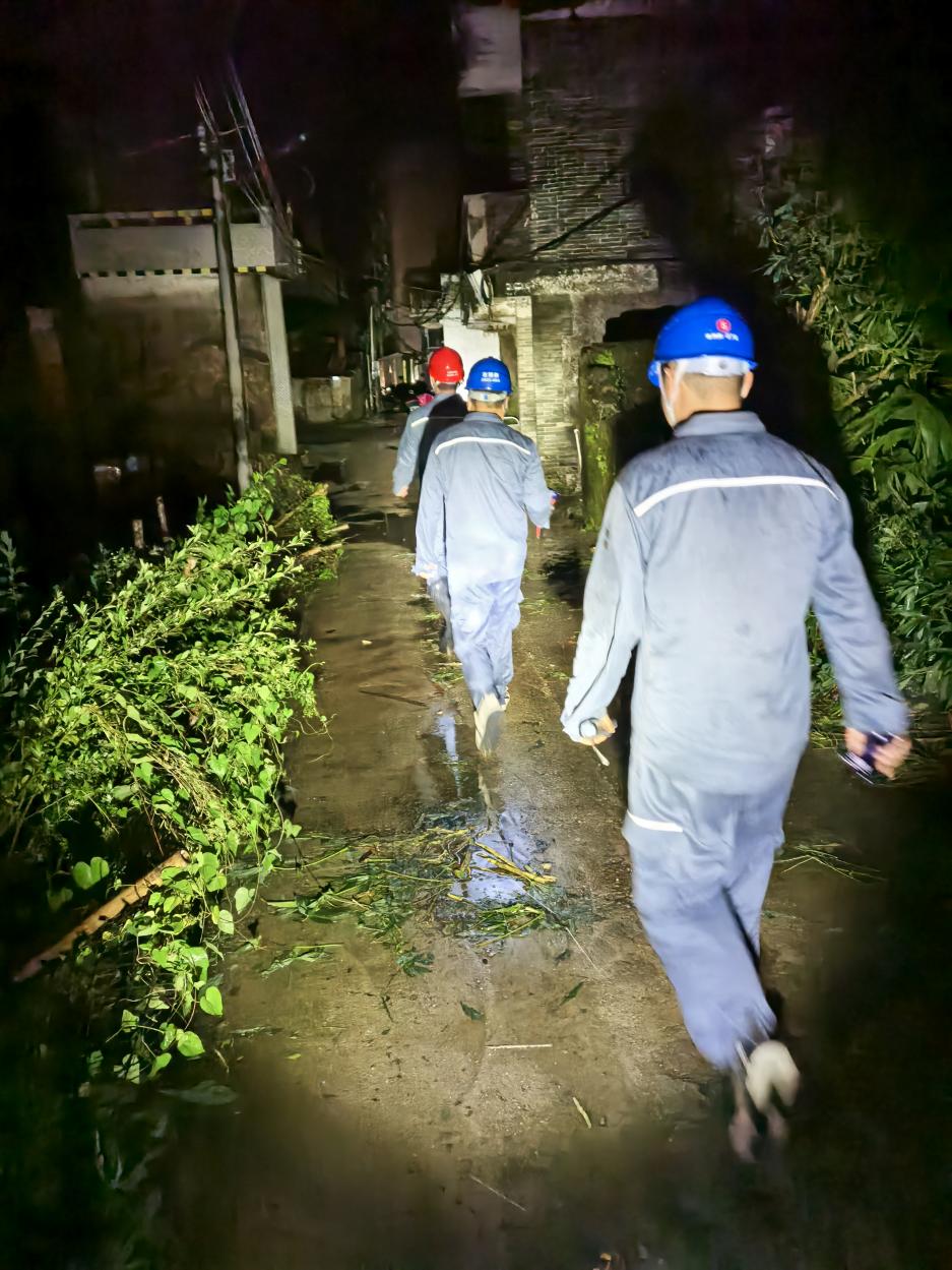 進行現場勘災。