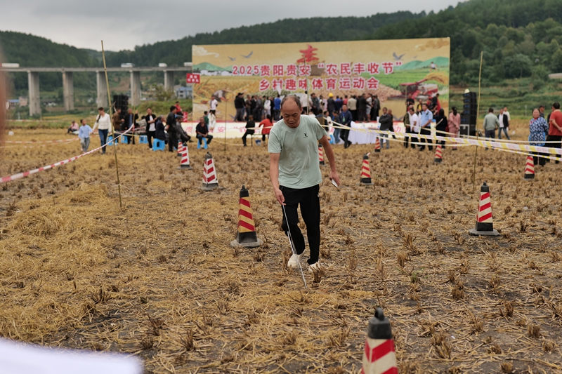 圖為：滾鐵環現場