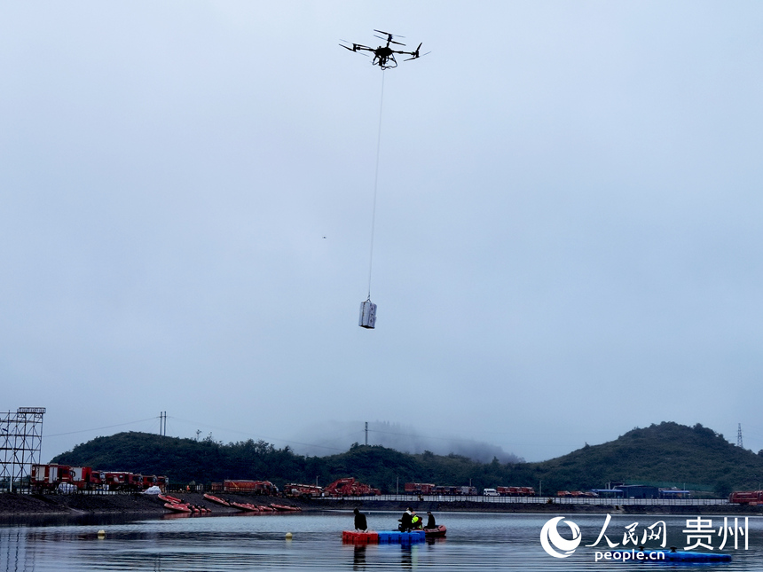 無人機投遞應急物資。人民網記者 王秀芳攝