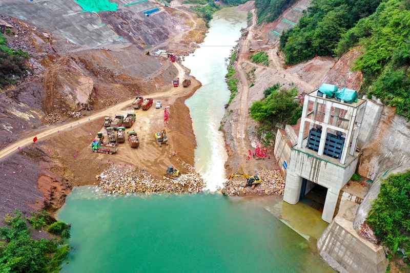 9月25日，拍攝的國家重大水利工程宣威水庫樞紐工程截流現場（無人機拍攝）。潘希來 攝 (1)